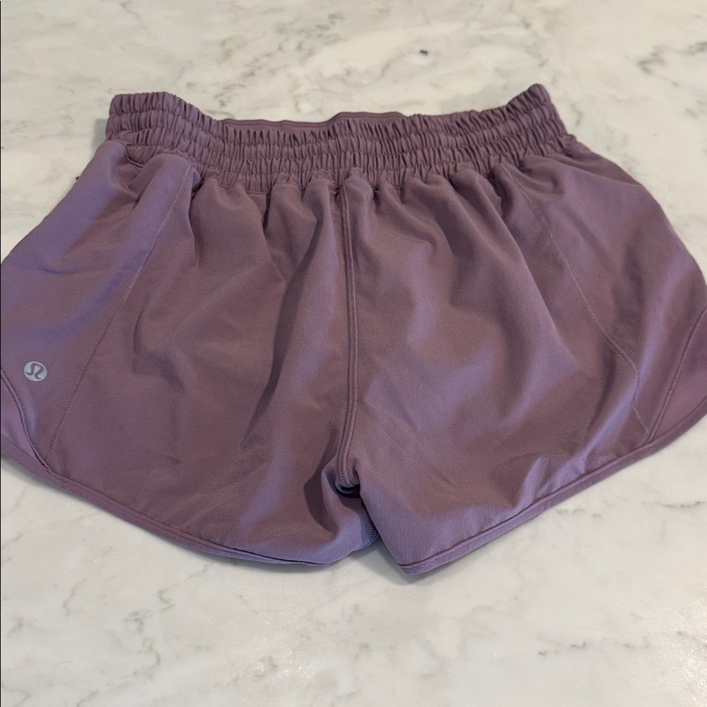 Lululemon Women’s Lined Hotty Hot 2.5 Shorts in Mauve- like new - Picture 2 of 3